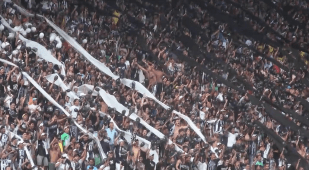 Torcida organizada faz homenagem a dirigente do Flamengo com placa de agradecimento