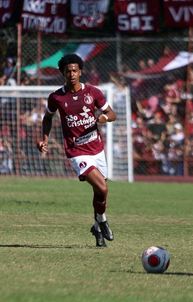 Carlinhos aceita proposta do Vitória e encaminha saída do Flamengo